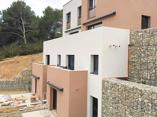 Chantier professionnel : 34 stores banne coffre pour une résidence