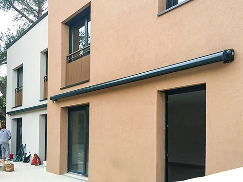 Stores banne dans une résidence gérée par Foncia