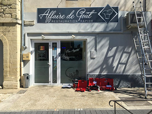 Installation d'un store banne pour un restaurant Chantier d'installation d'un store banne professionnel