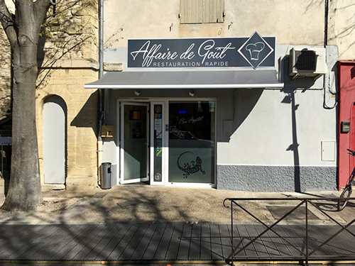 Pose d'un store banne professionnel Pose d'un store banne sur la devanture d'un restaurant