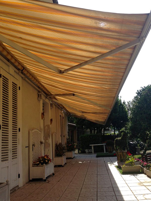 Toile abîmée, usée Toile abîmée avant un rentoilage