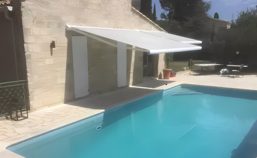 Stores banne sur mesure pour protéger de la chaleur 2 stores banne sur mesure à Rochefort du Gard