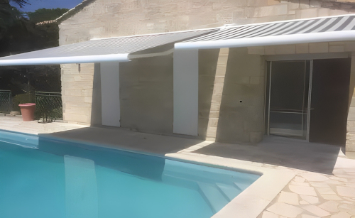 Stores banne sur mesure pour protéger de la chaleur 2 stores banne sur mesure à Rochefort du Gard