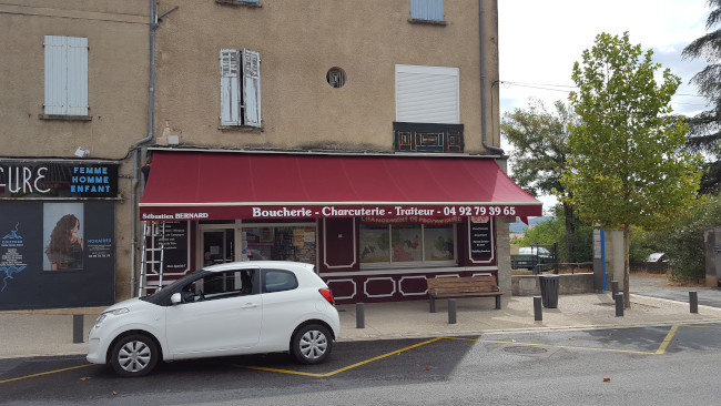 Store banne et lambrequin sur mesure posé pour une boucherie à Sarrians Store banne professionnel sur la devanture d'une boucherie dans le Vaucluse