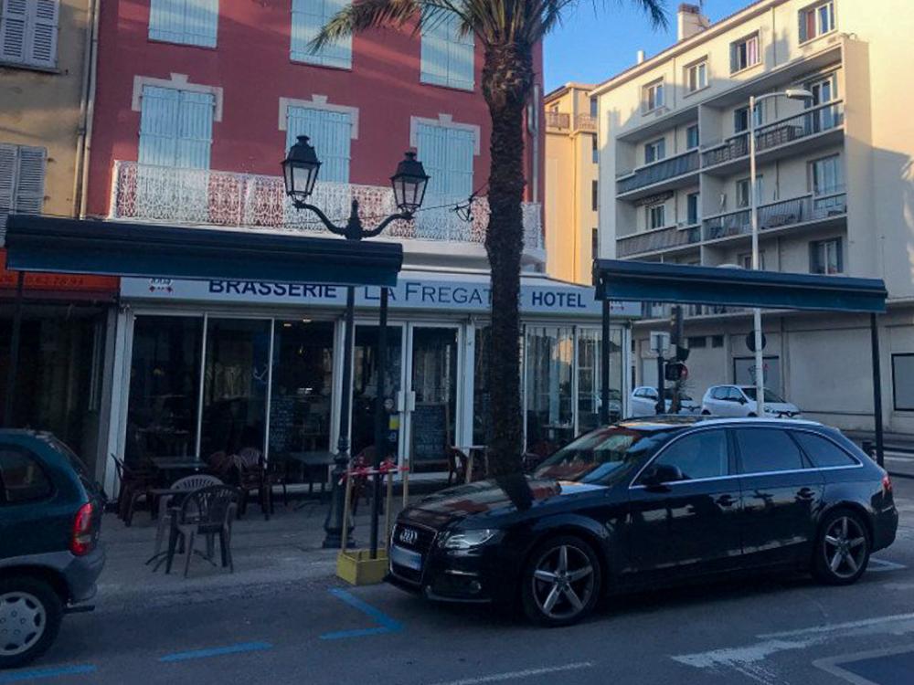 Stores double pente à la Seyne sur mer vus depuis la route