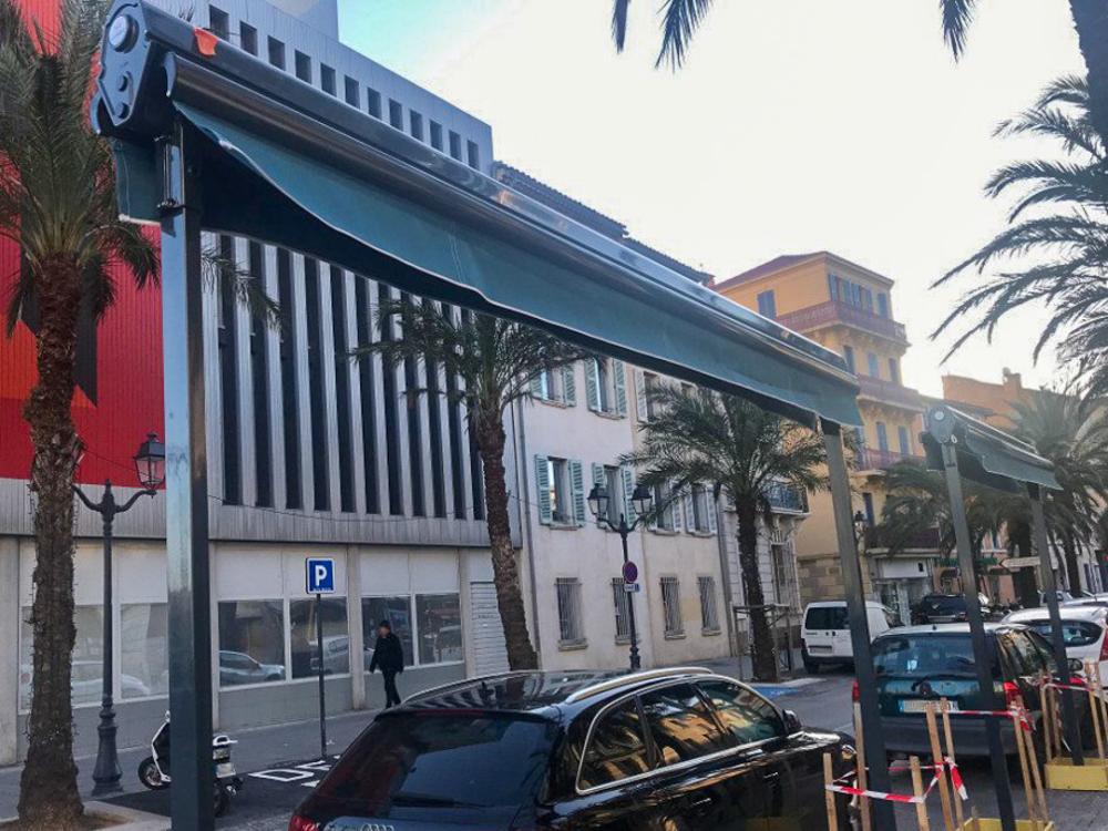 Store banne double pente gris anthracite avec toile et lambrequin Dickson Paon