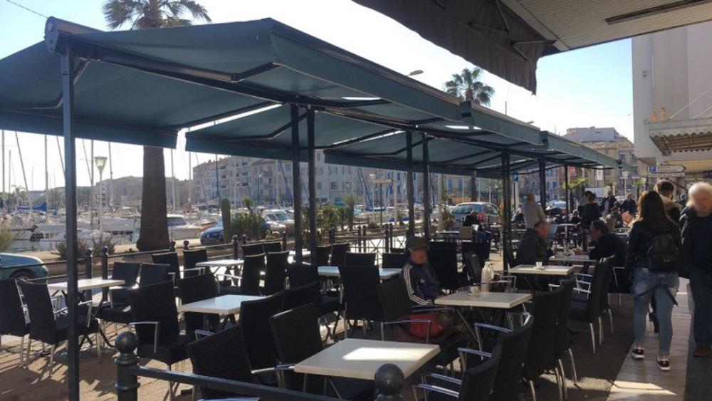 Les stores double pente des terrasses du Port à La Seyne sur Mer Notre chantier d'installation de stores double pente dans le Var