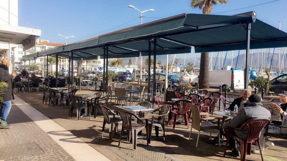 Stores double pente pour restaurants et café 21 stores double pente installés sur les terrasses du Port, La Seyne sur Mer