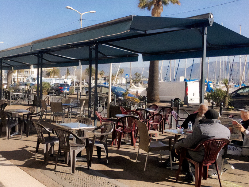 Store banne double pente Duox Terrasses du port de la Seyne sur Mer équipées de stores Duox à double pente