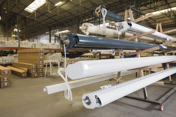 Stores bannes sur mesure fabriqués chez Ici Store Différents modèles de stores banne sur mesure dans l'usine Ici Store