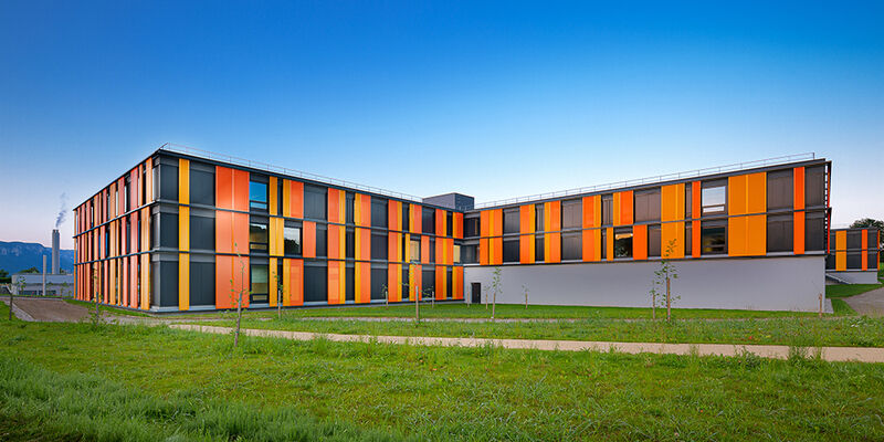 store vertical batiment public stores enrouleurs zip mermet