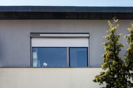 Volet roulant solaire autonome sans raccordement électrique Volet roulant solaire sur une baie vitrée