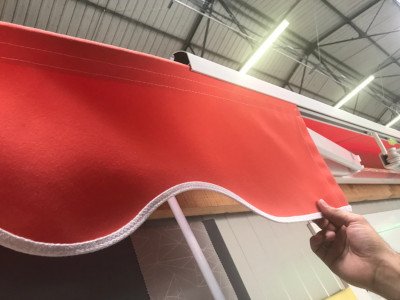 rentoilage de store, toile de store, rentoilage store, réentoilage store, reentoilage de store, reentoilage store, Faire sortir le lambrequin