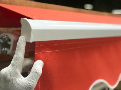 rentoilage de store, toile de store, rentoilage store, réentoilage store, reentoilage de store, reentoilage store, Refermer le joue du lambrequin