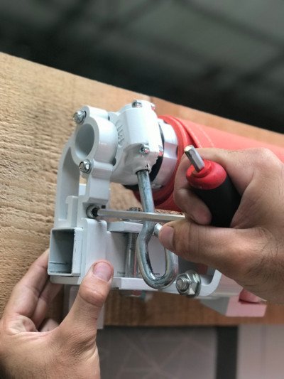 rentoilage de store, toile de store, rentoilage store, réentoilage store, reentoilage de store, reentoilage store, desserrer le vis